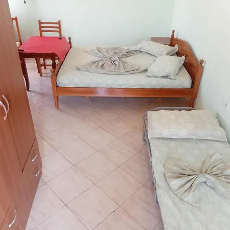 Telo Shehu Alloggio in famiglia Radhimë